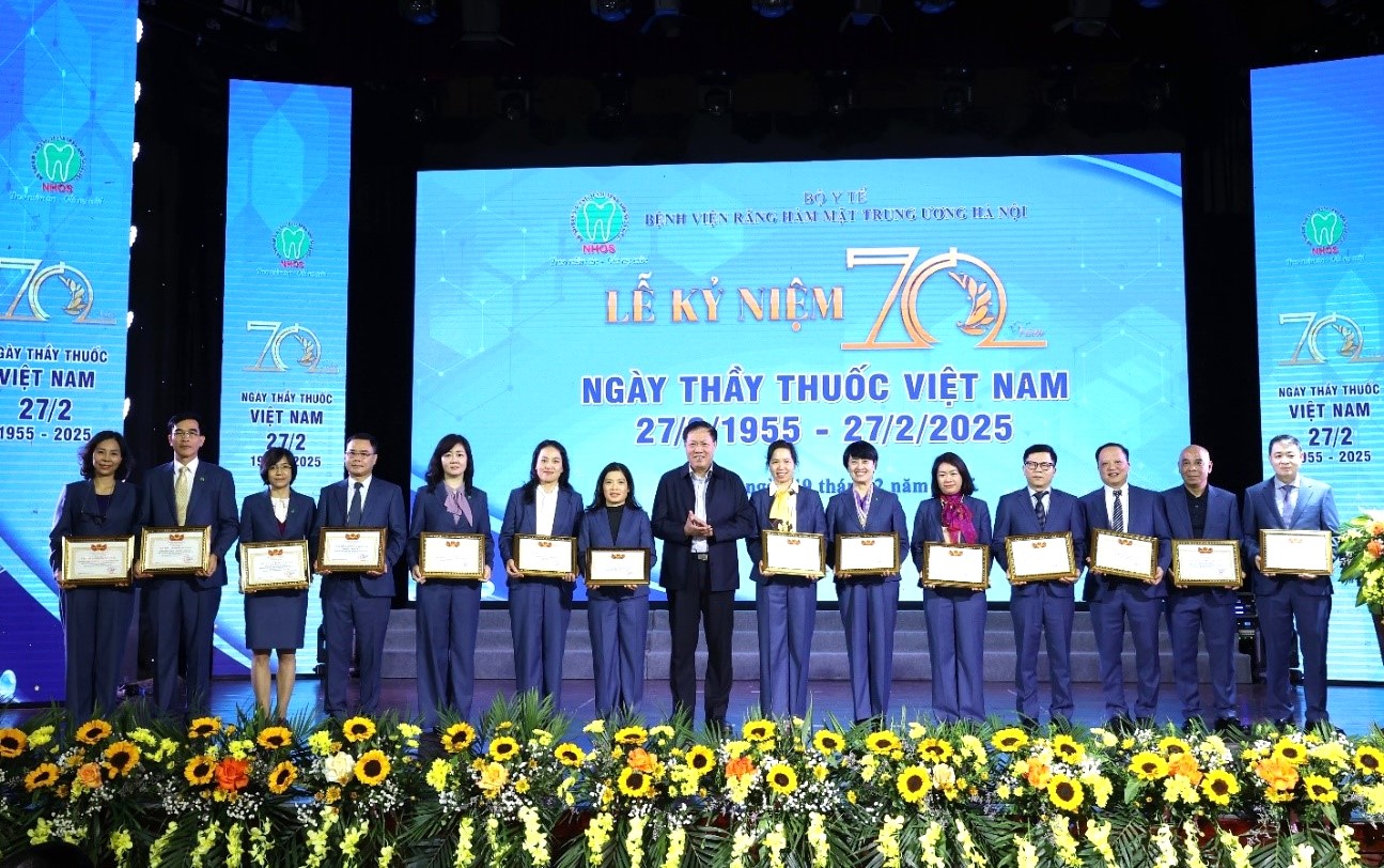 Thứ trưởng Bộ Y tế Đỗ Xuân Tuyên trao tặng danh hiệu “Chiến sĩ thi đua cấp Bộ” cho các VC, NLĐ của Bệnh viện